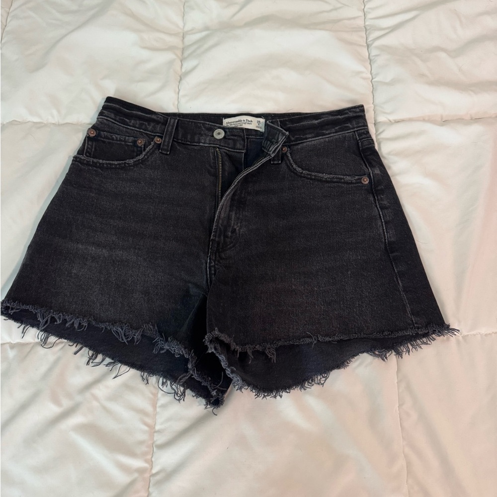 90’s relaxed shorts 🖤